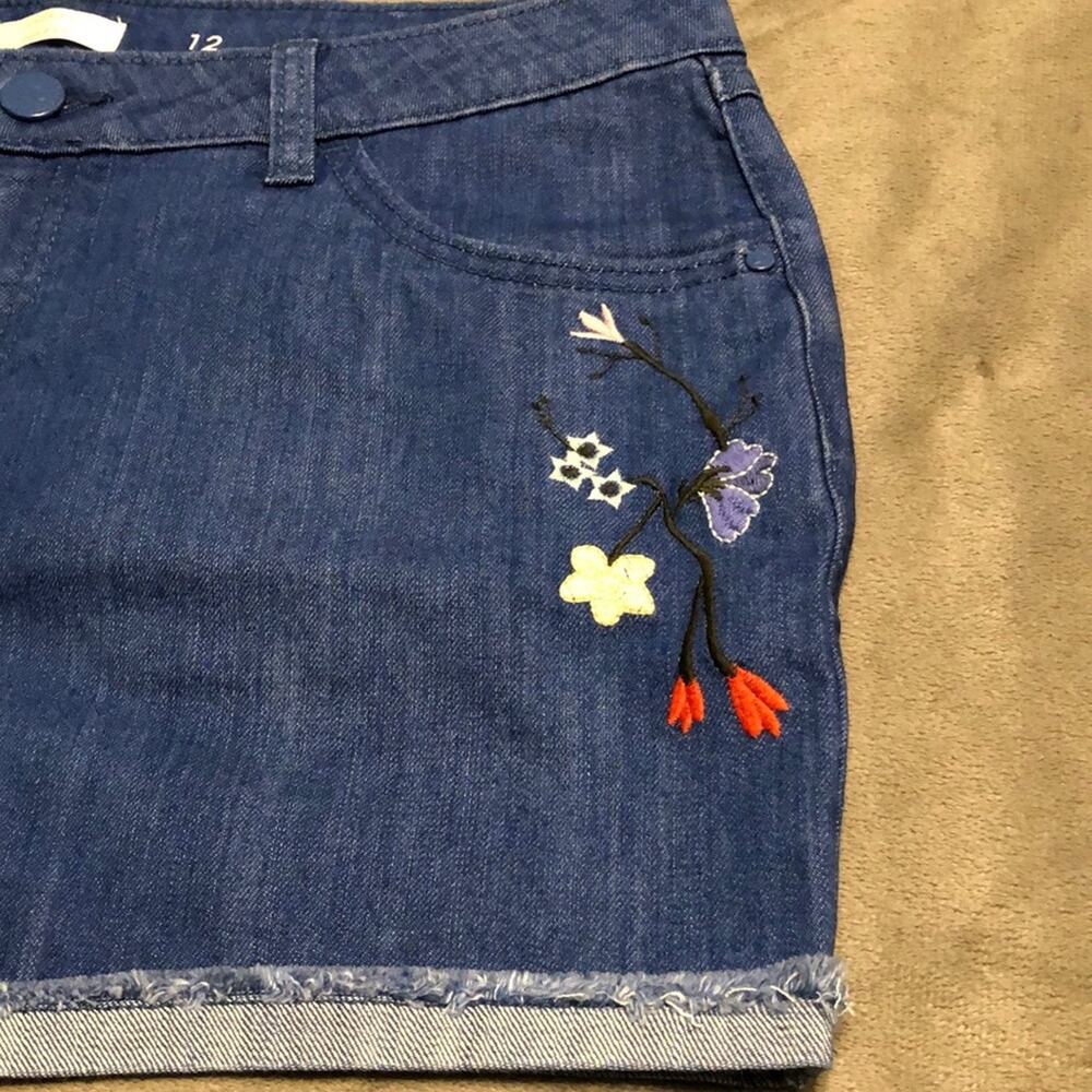LC Lauren Conrad Embroidered Denim Shorts NWT Woman Size 12 - Picture 5 of 8